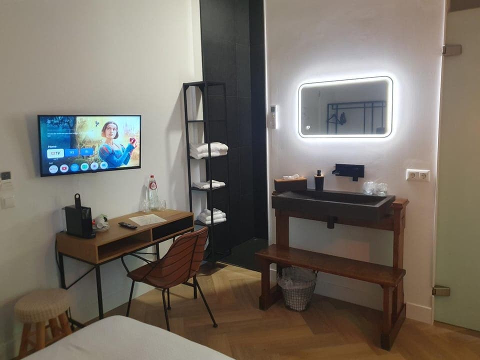 Bathroom, TV and multimedia