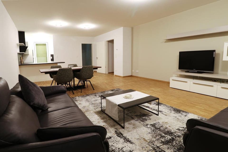 Communal lounge/ TV room, TV and multimedia, Living room, Seating area, Dining area