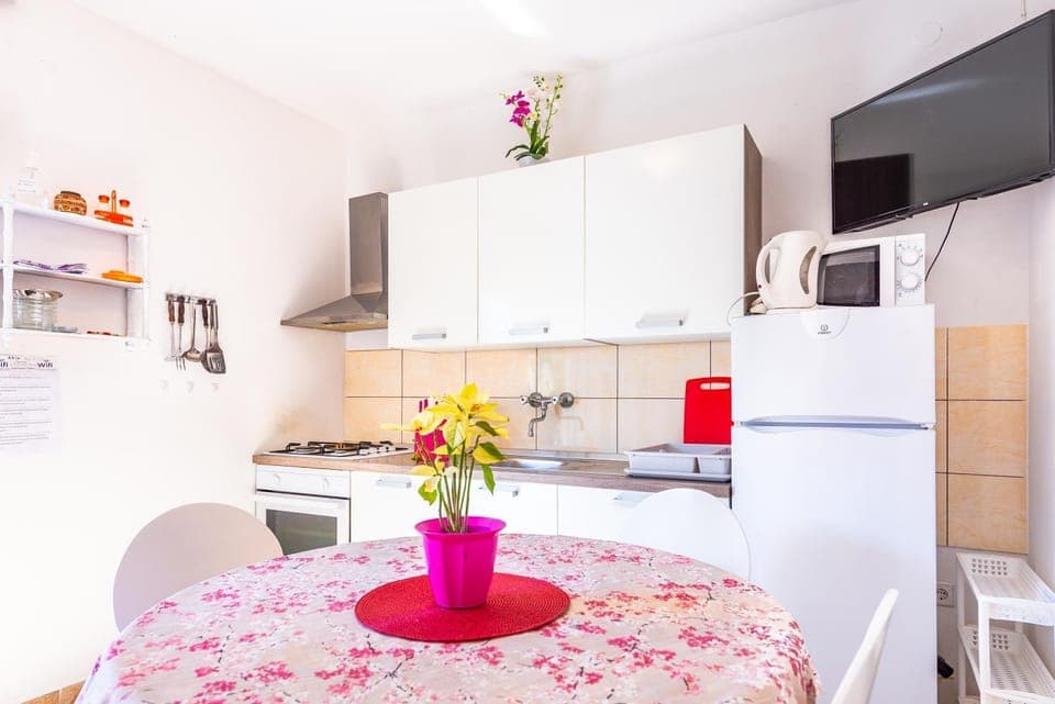 TV and multimedia, Kitchen or kitchenette, Dining area, pet friendly, stove, kitchen