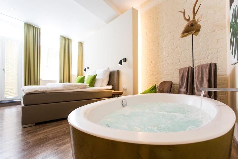 Bed, Hot Tub, Photo of the whole room, Decorative detail