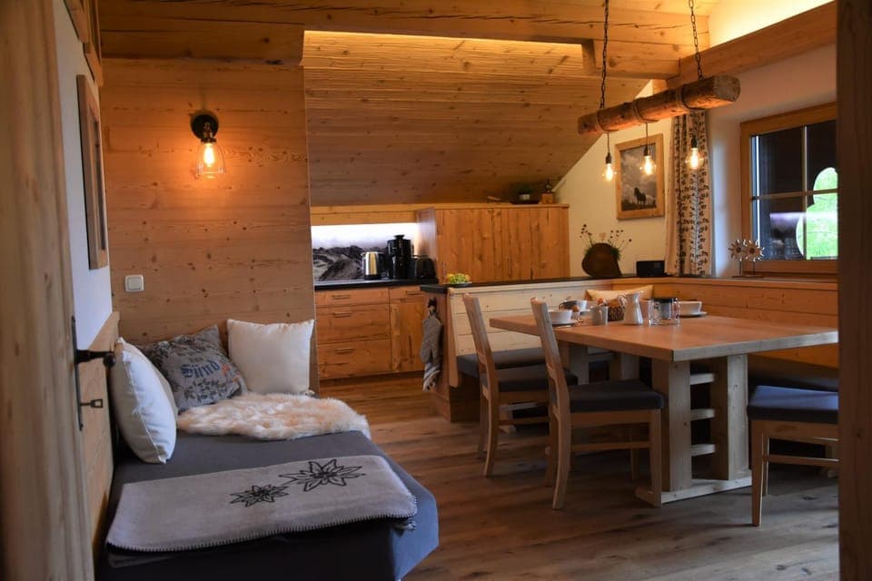 Coffee/tea facilities, Kitchen or kitchenette, Living room, Seating area, Dining area, toaster