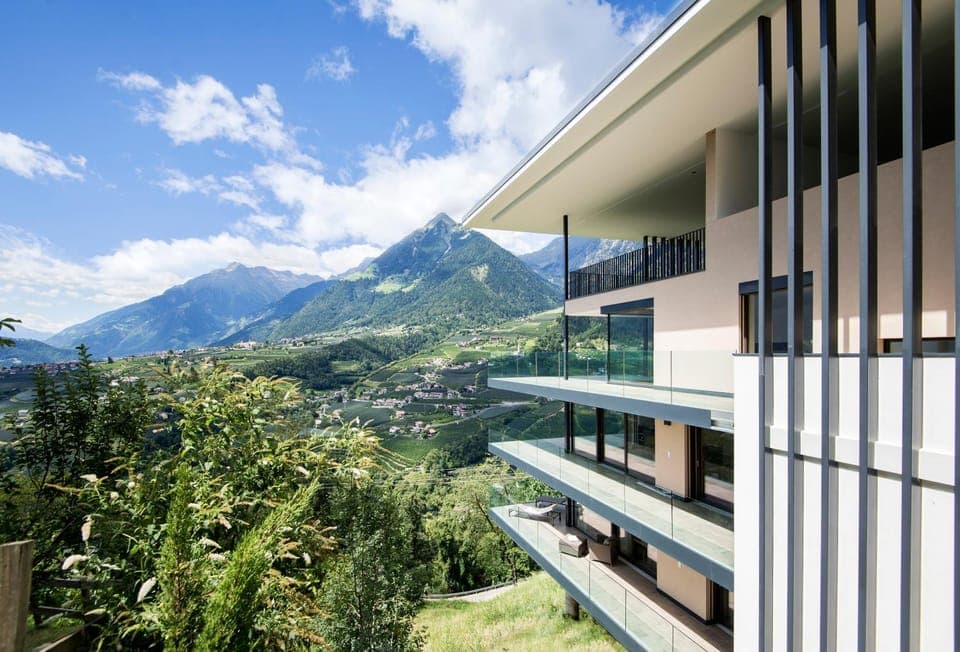Facade/entrance, Balcony/Terrace, Mountain view