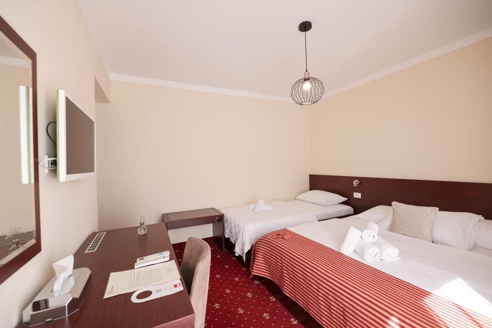 Bed, TV and multimedia, Bedroom