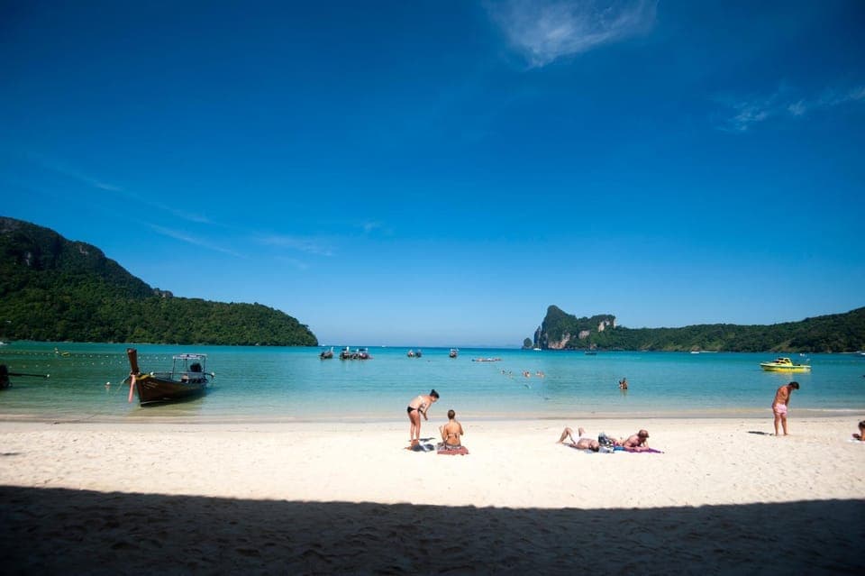 Day, Natural landscape, Beach, group of guests