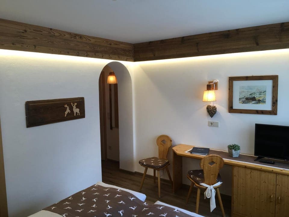 Bed, TV and multimedia, Photo of the whole room, Bedroom, hair dresser