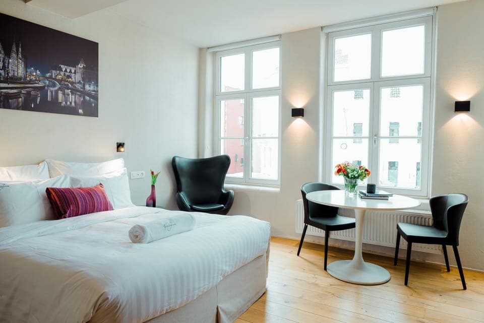 Bed, Living room, Photo of the whole room, Seating area, Dining area, Bedroom