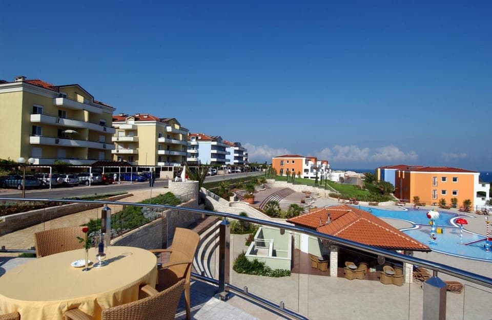 Restaurant/places to eat, Swimming pool