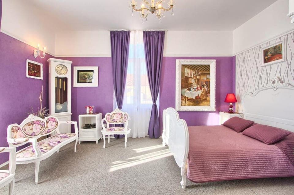 Shower, Toilet, Bathroom, TV and multimedia, Photo of the whole room, Seating area, Bedroom, City view, Family