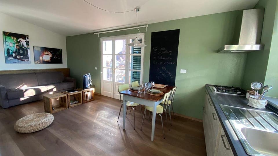 Kitchen or kitchenette, Living room, Seating area, Dining area, kitchen