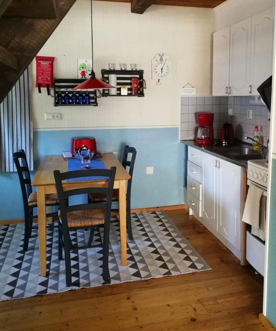 Coffee/tea facilities, Kitchen or kitchenette, Dining area