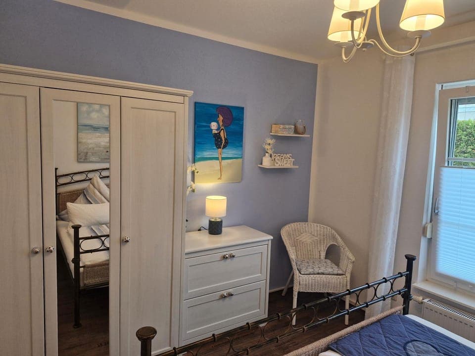 Photo of the whole room, Bedroom, wardrobe