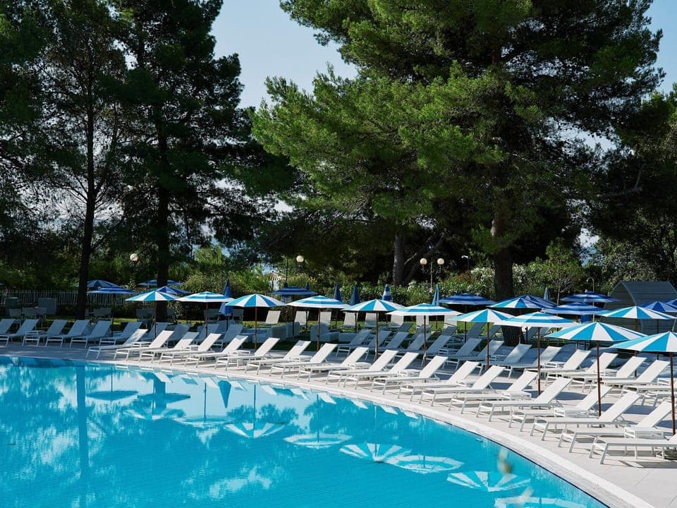 Swimming pool, sunbed
