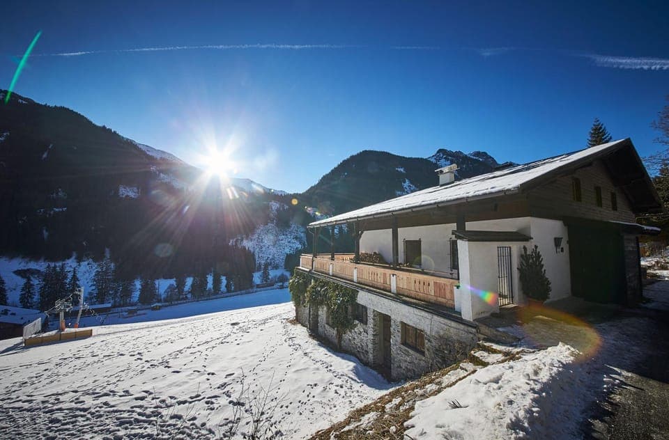 Property building, Facade/entrance, Natural landscape, Balcony/Terrace, Mountain view