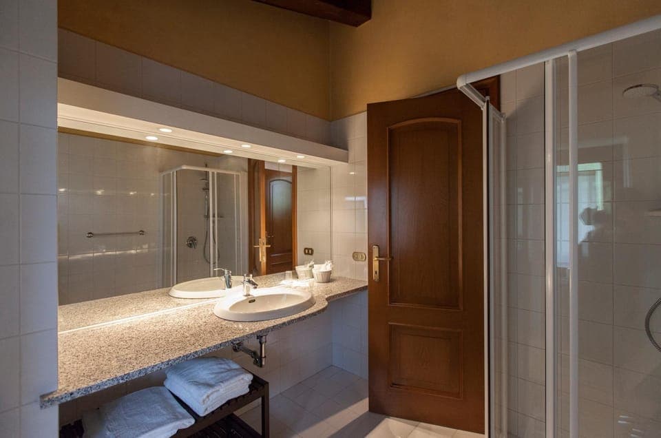 Shower, Toilet, Bathroom, bidet, towels