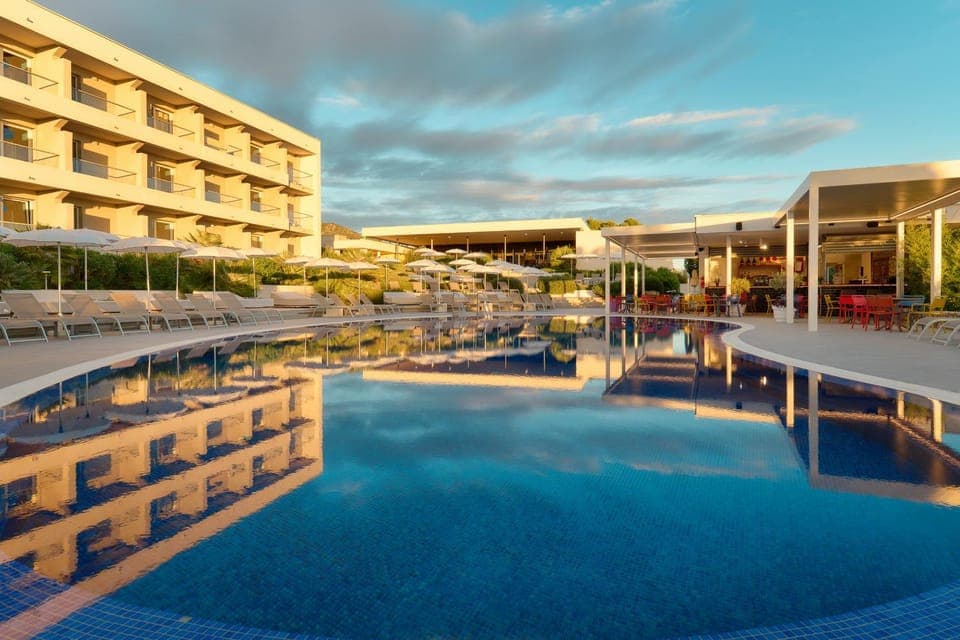 Property building, Restaurant/places to eat, Spring, Day, Natural landscape, Summer, Lounge or bar, Swimming pool, Breakfast, Location