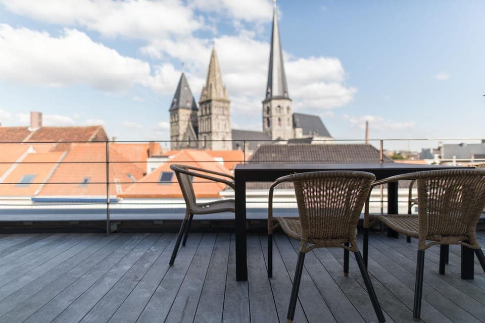 View (from property/room), Balcony/Terrace, Seating area, City view