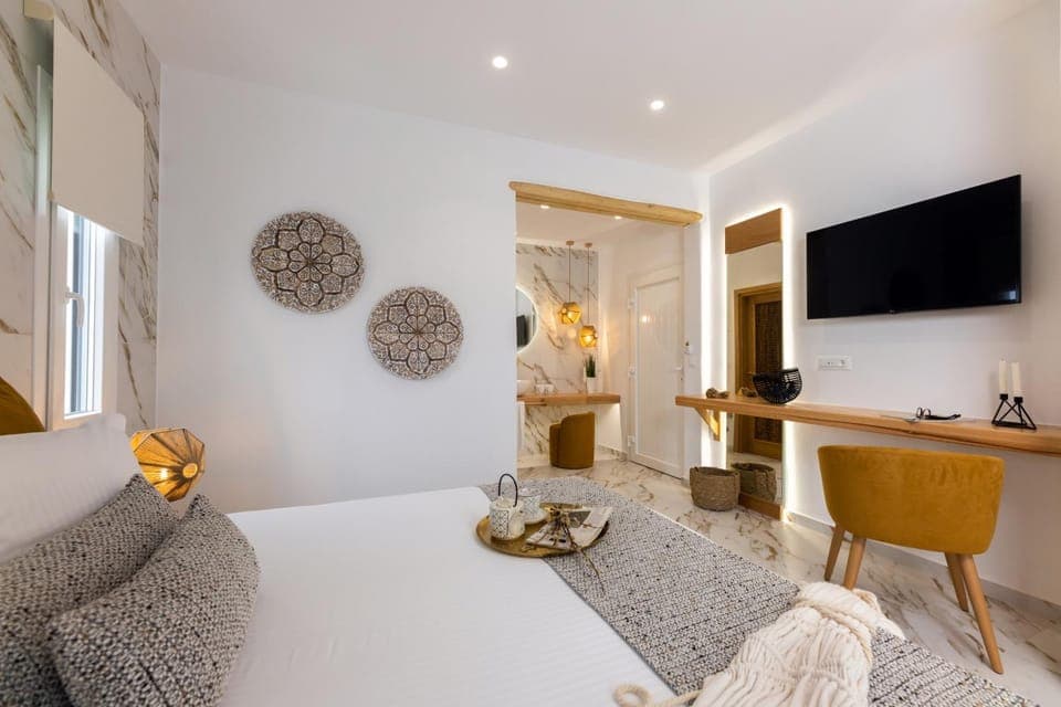 Bed, TV and multimedia, Photo of the whole room, hair dresser