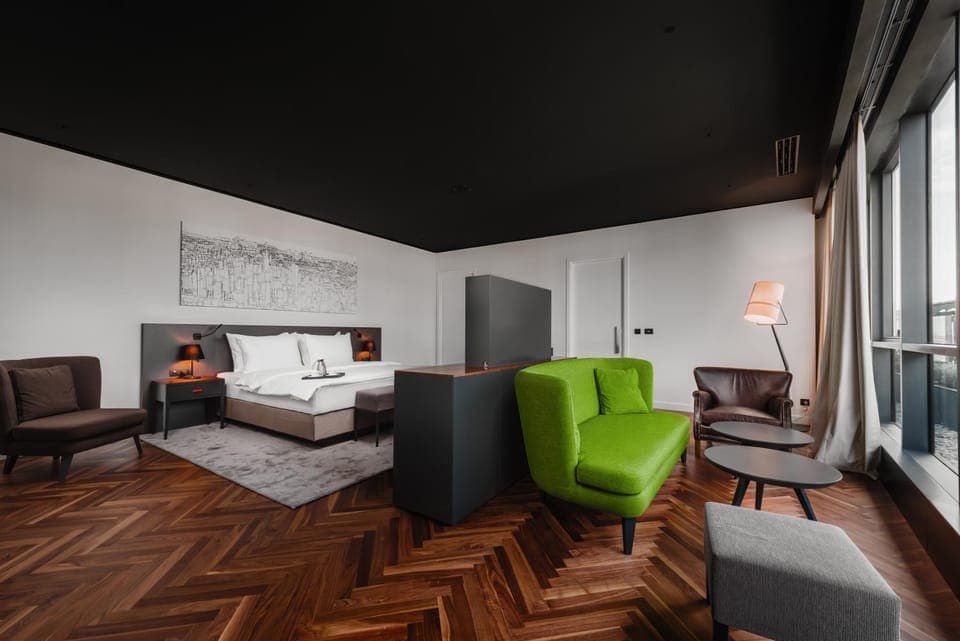 Bed, Photo of the whole room, Seating area, Bedroom