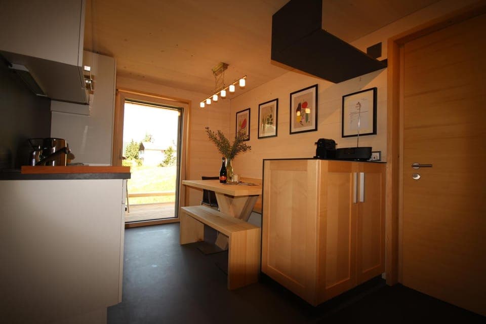 Photo of the whole room, Decorative detail