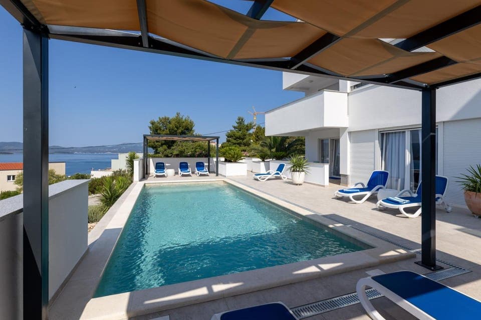 Patio, Day, Natural landscape, View (from property/room), Balcony/Terrace, Pool view, Sea view, Swimming pool, sunbed