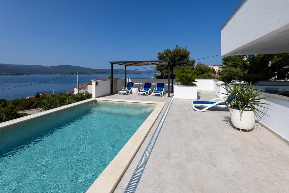 Patio, Day, Natural landscape, View (from property/room), Balcony/Terrace, Lake view, Pool view, Swimming pool, sunbed