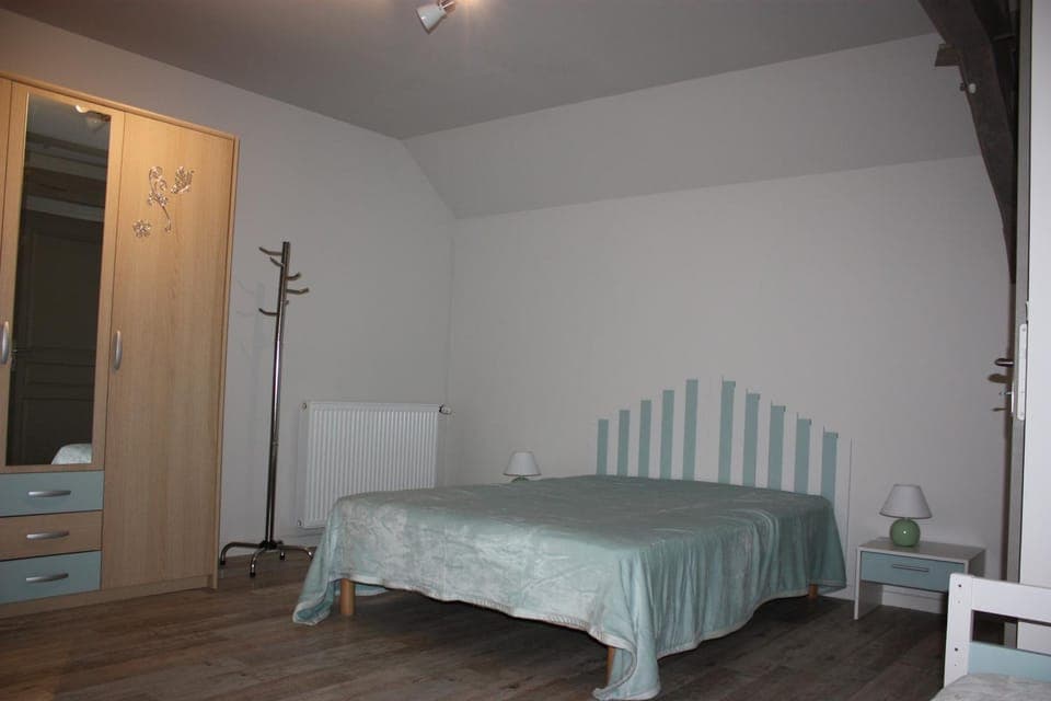 Photo of the whole room, Bedroom