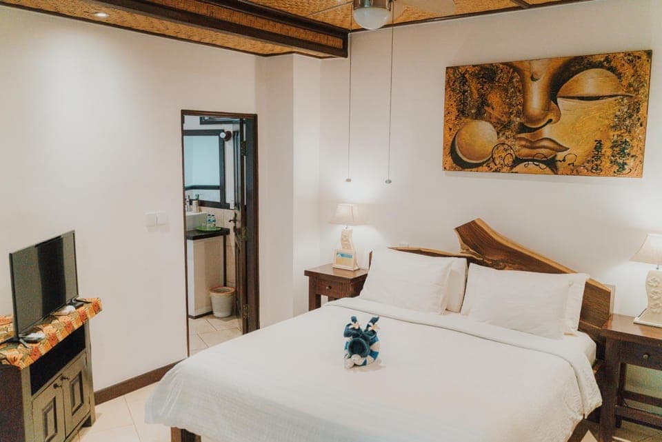 Bed, TV and multimedia, Bedroom