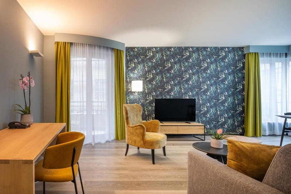 TV and multimedia, Living room, Seating area