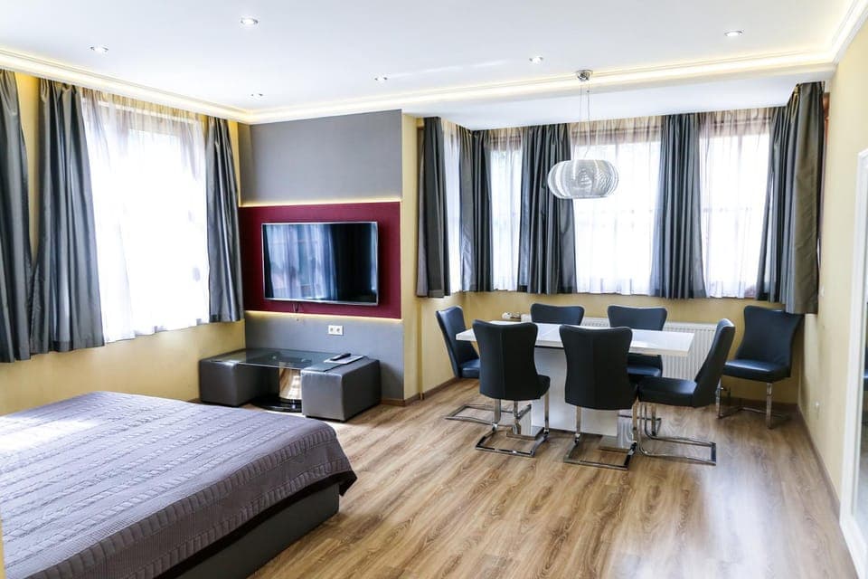 Bed, TV and multimedia, Living room, Photo of the whole room, Dining area