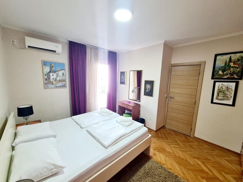 Bed, Photo of the whole room, Bedroom, air conditioner