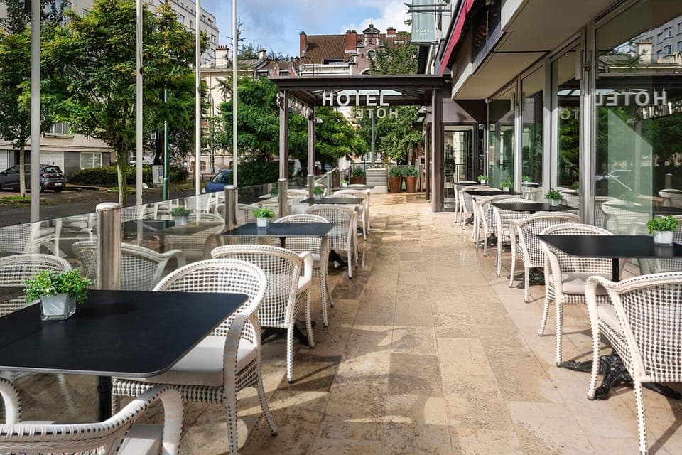 Property building, Patio, Restaurant/places to eat, Day, Balcony/Terrace