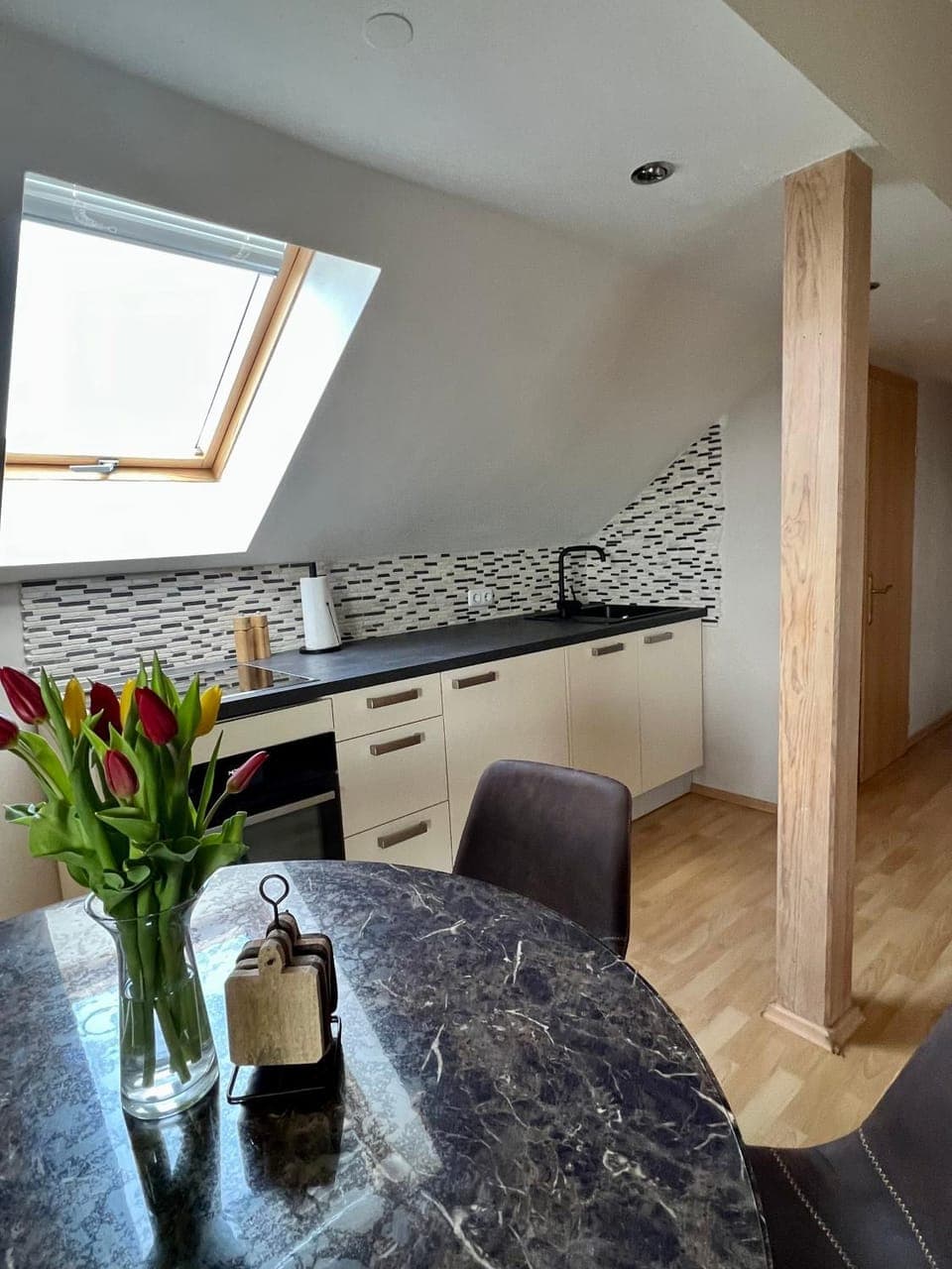 Kitchen or kitchenette, Dining area, stove