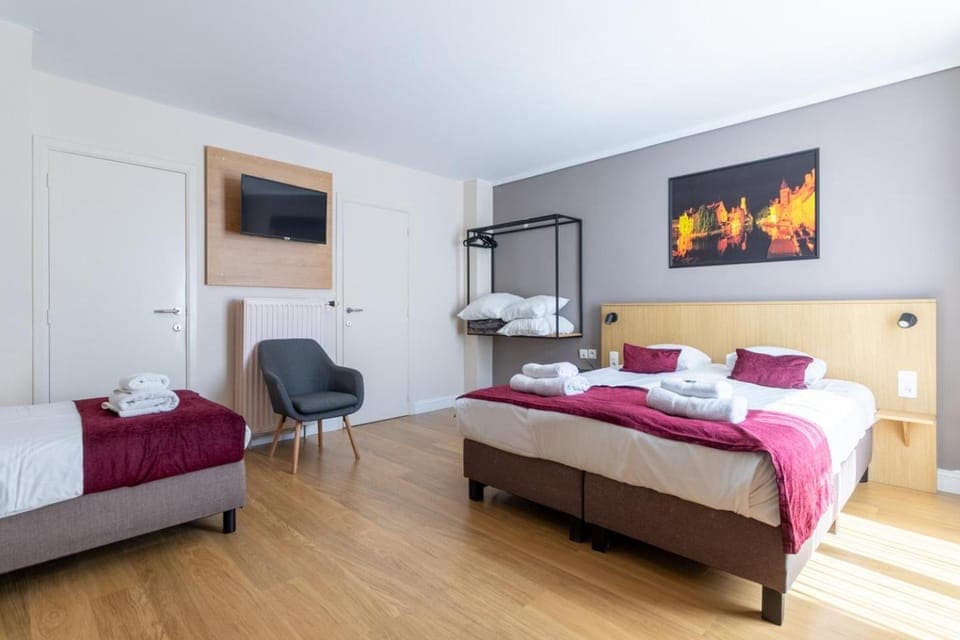 Bed, TV and multimedia, Living room, Photo of the whole room, Seating area, Bedroom, towels, wardrobe