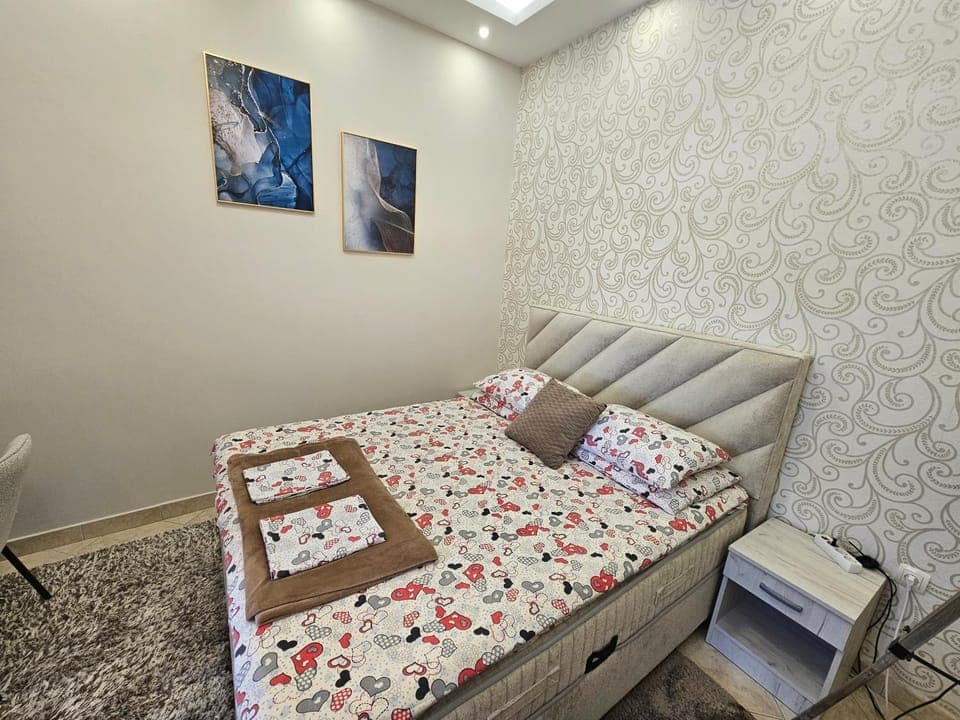 Bed, Living room, Photo of the whole room, Seating area, Bedroom, towels