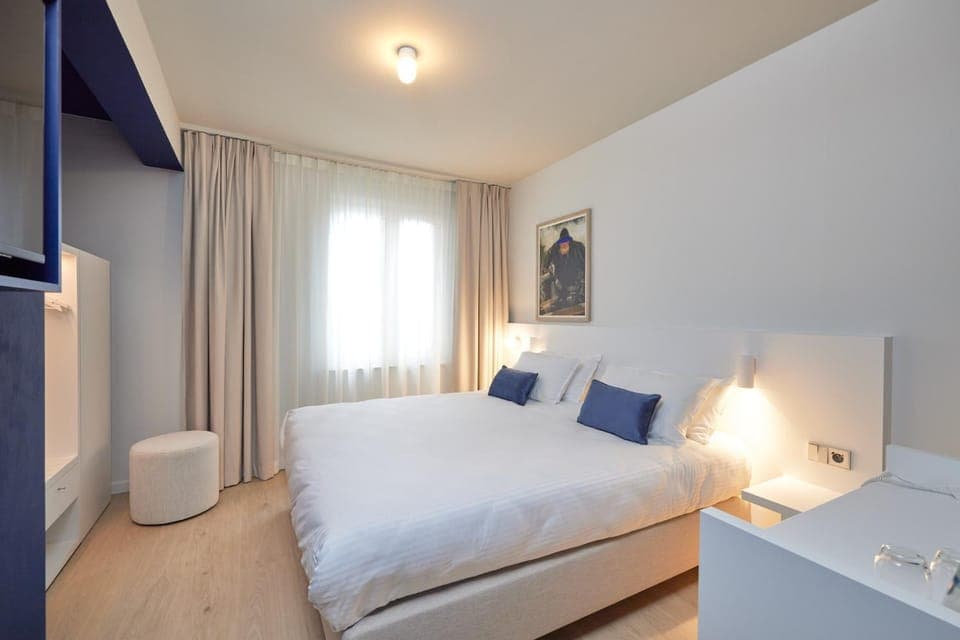 Bed, TV and multimedia, Photo of the whole room, Bedroom