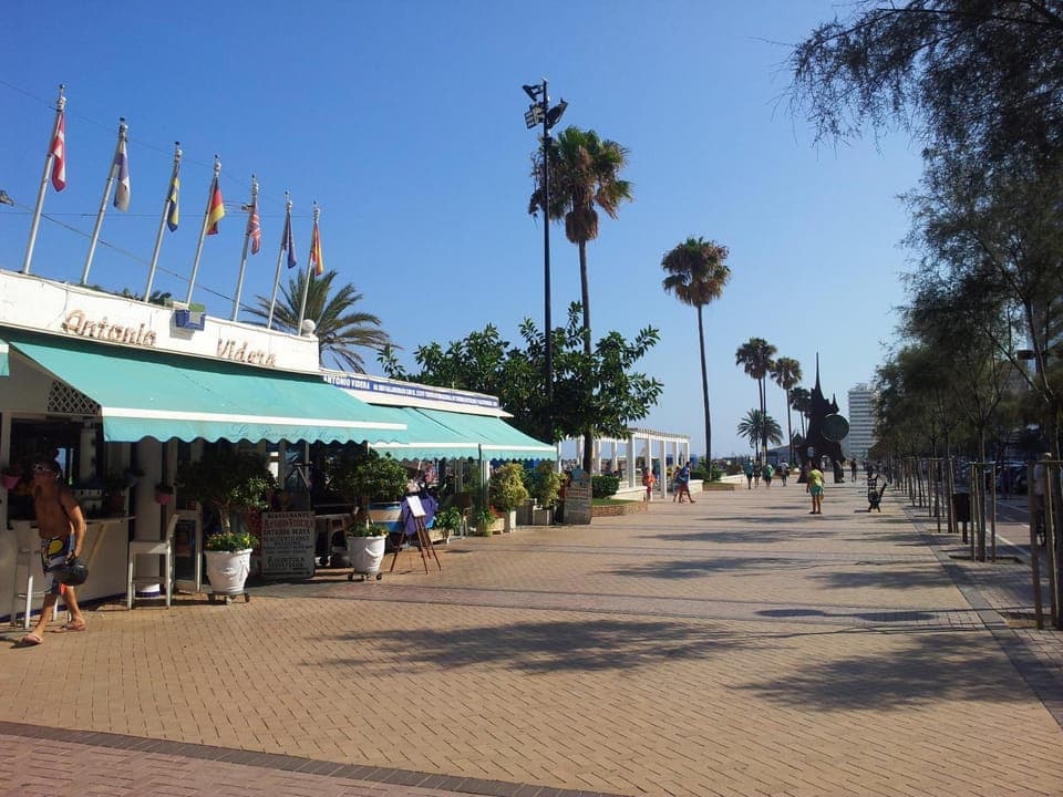 Restaurant/places to eat, Beach, Street view
