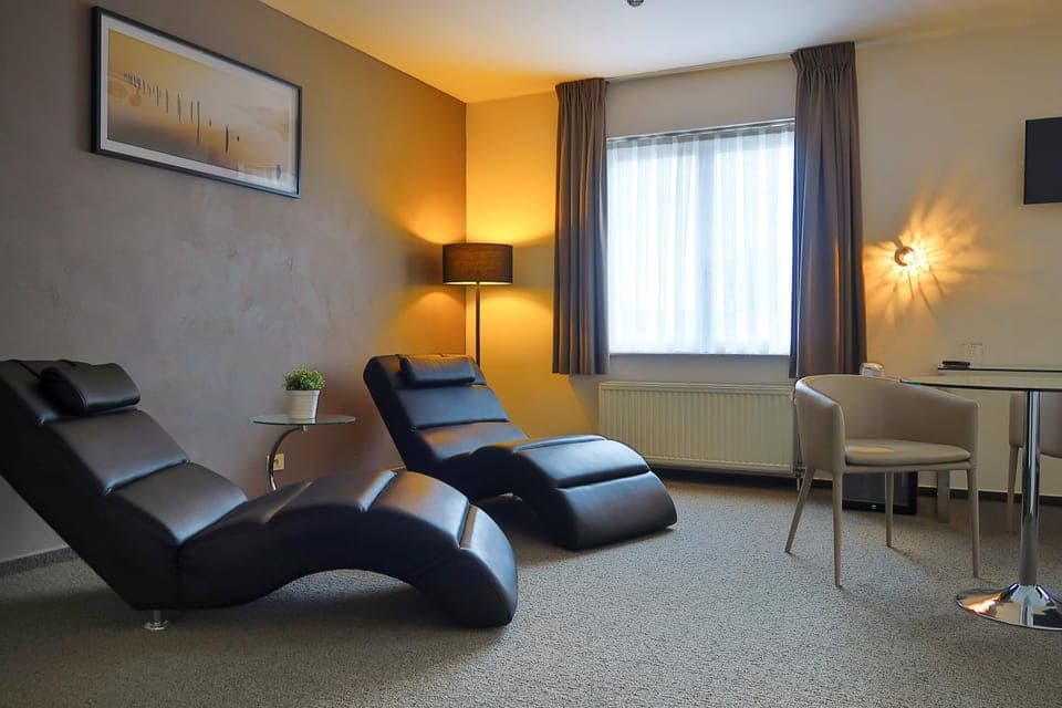 TV and multimedia, Coffee/tea facilities, Spa and wellness centre/facilities, Photo of the whole room, Seating area, Bedroom, On site, Area and facilities