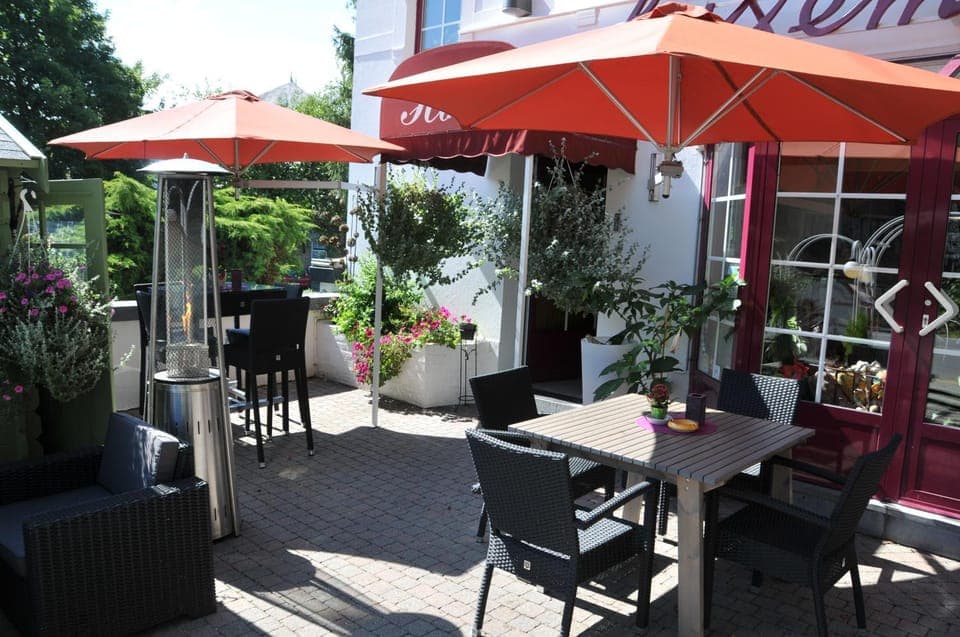 Restaurant/places to eat, Balcony/Terrace