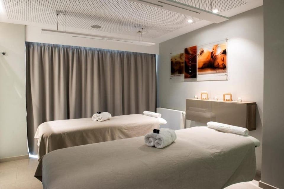 Massage, Sauna, Steam room, Spa and wellness centre/facilities