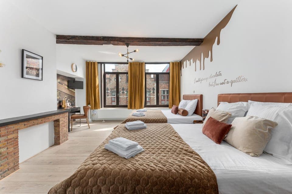 Photo of the whole room, Bedroom