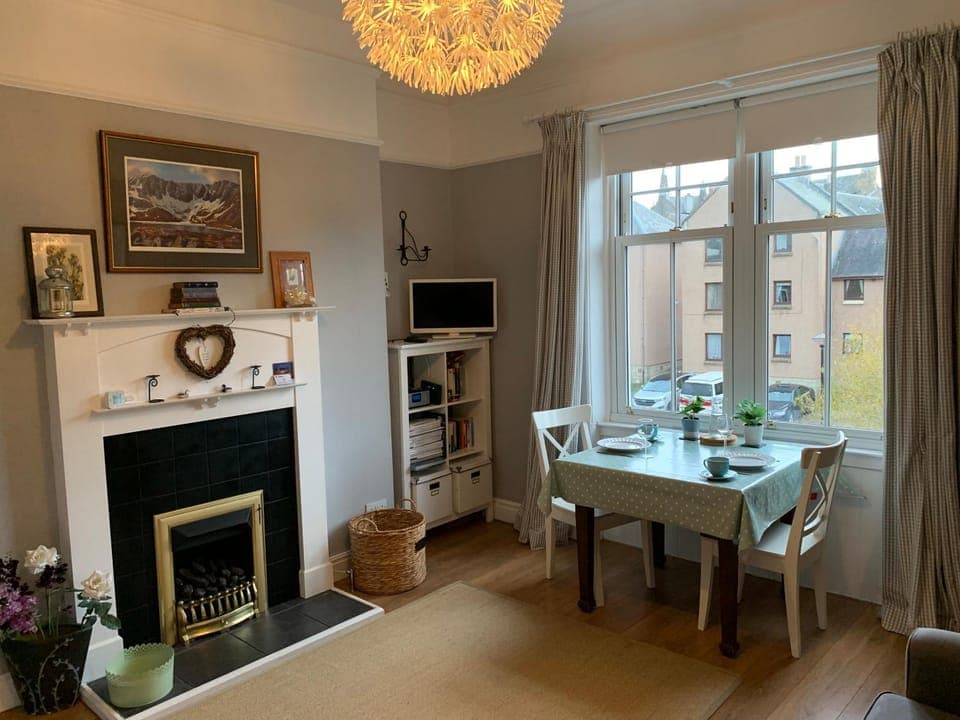 TV and multimedia, Living room, Seating area, Dining area