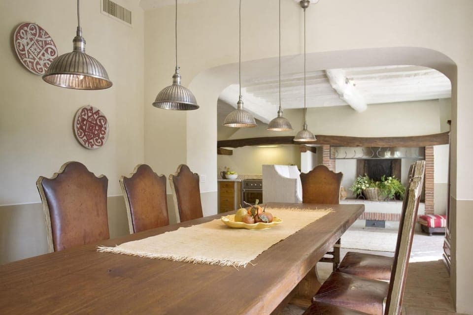 Photo of the whole room, Dining area