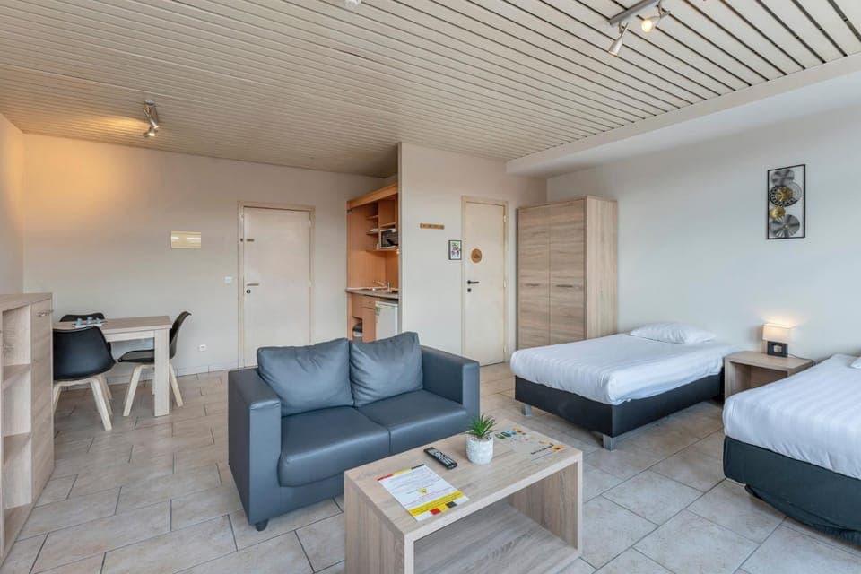 Bed, Living room, Photo of the whole room, Seating area, Dining area, Bedroom, pet friendly, wardrobe