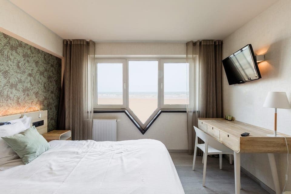 Bed, TV and multimedia, Photo of the whole room, Bedroom, Sea view, hair dresser