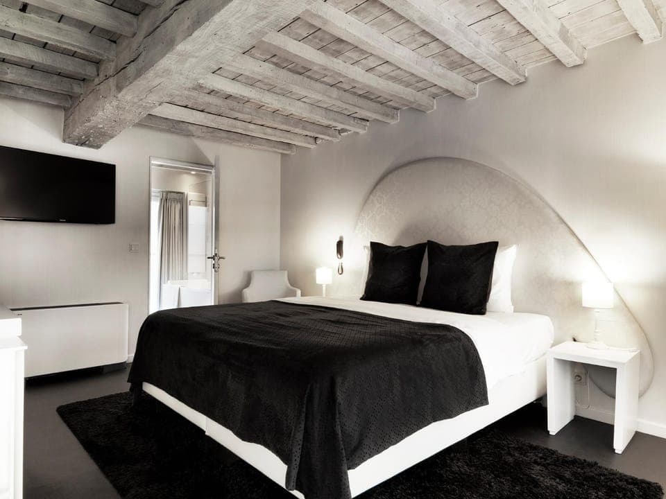 Bed, TV and multimedia, Bedroom