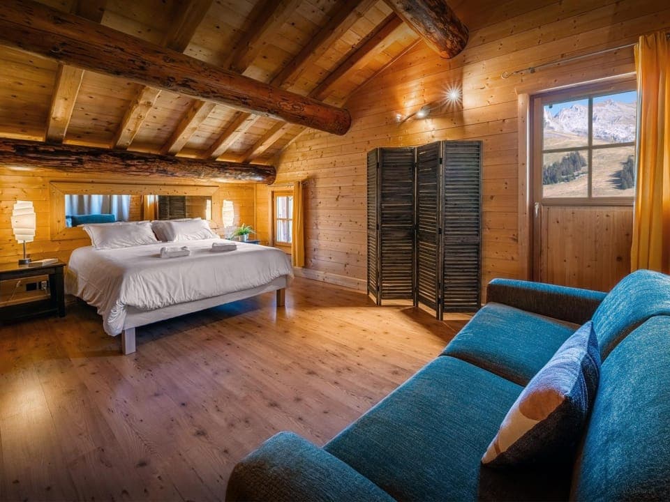 Bed, Photo of the whole room, Seating area, Bedroom