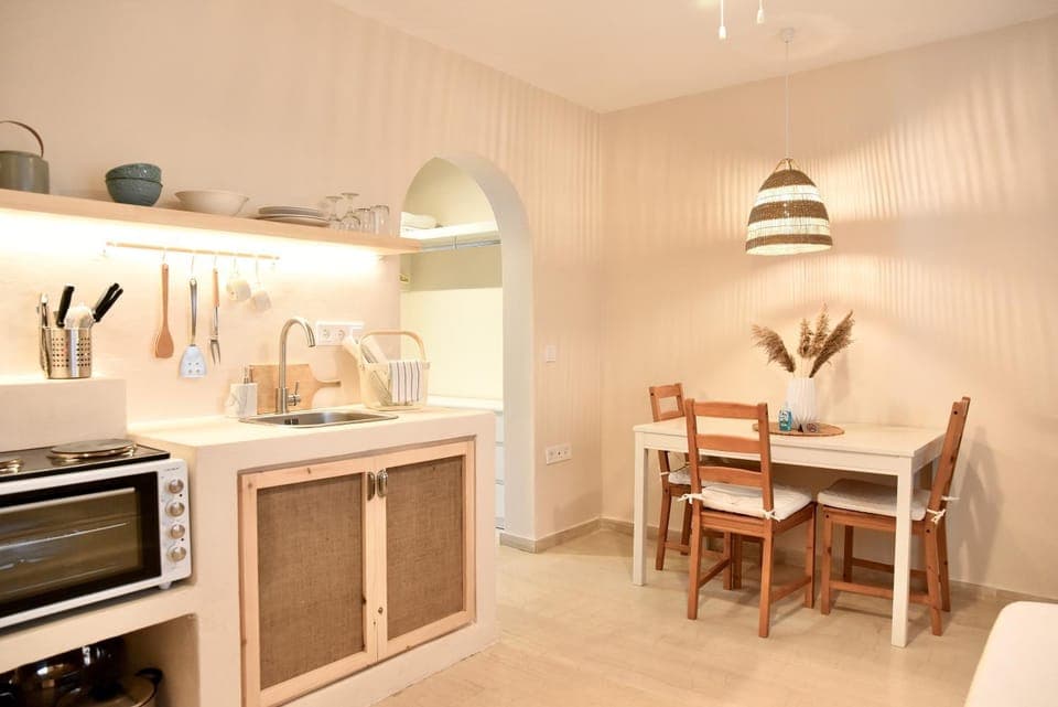 Kitchen or kitchenette, Dining area, oven, stove