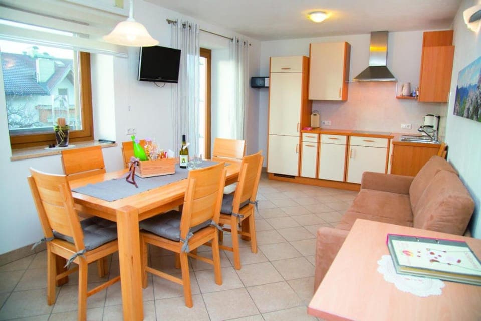 Kitchen or kitchenette, Living room, Seating area