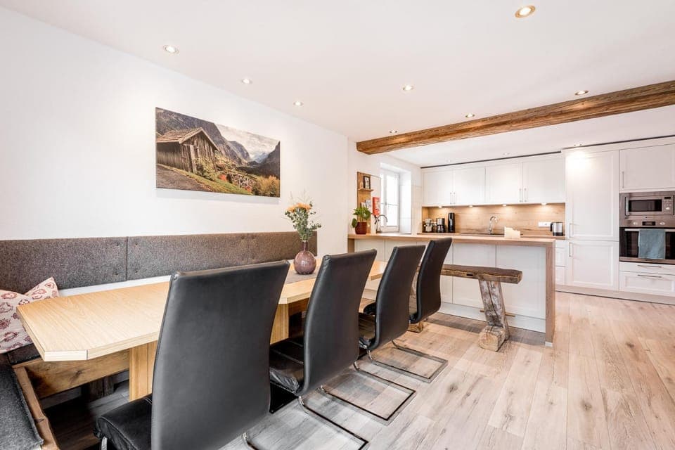 Coffee/tea facilities, Kitchen or kitchenette, Dining area