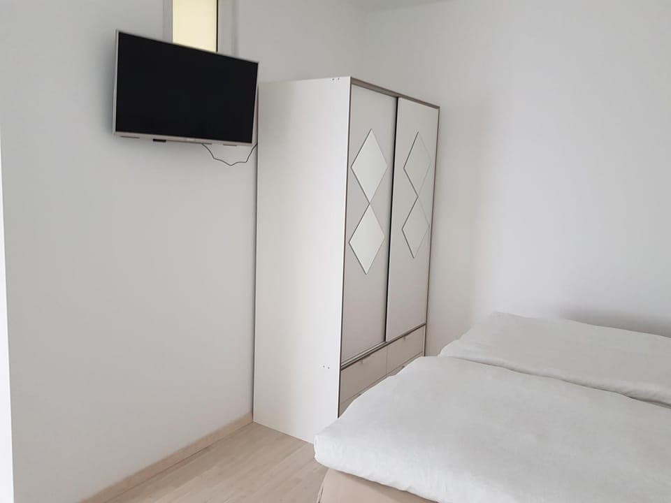 Bed, TV and multimedia, Photo of the whole room, Bedroom